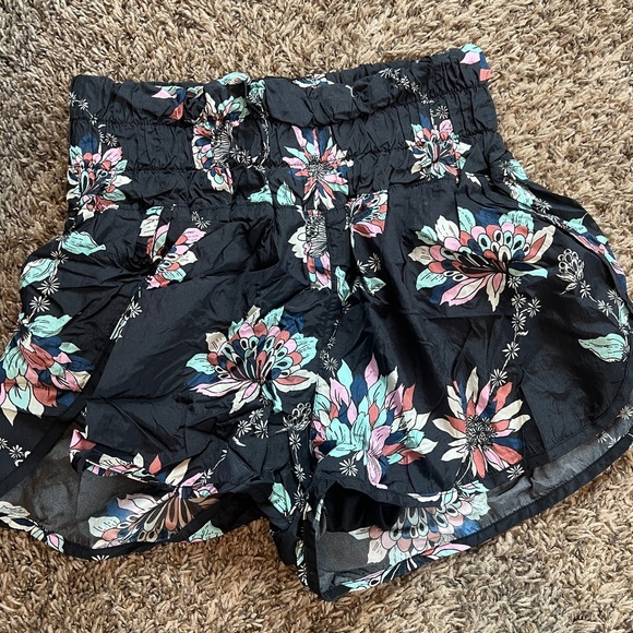 Free People movement womens size medium the way home shorts onyx floral print - Picture 1 of 5
